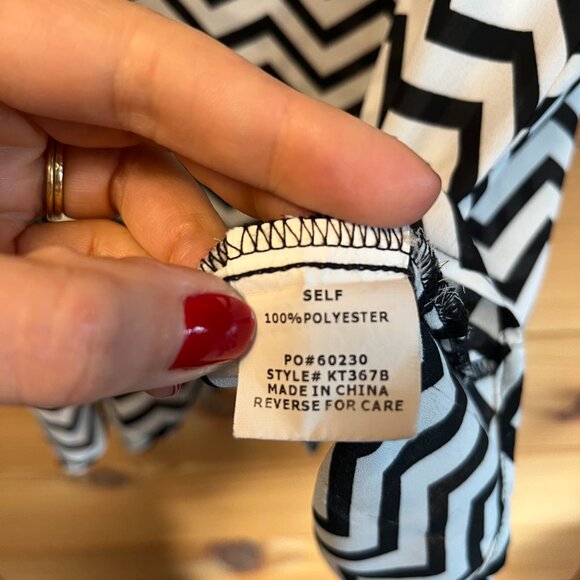 Misia Black and White Chevron Patterned Sleeveless Top - L - Picture 6 of 8